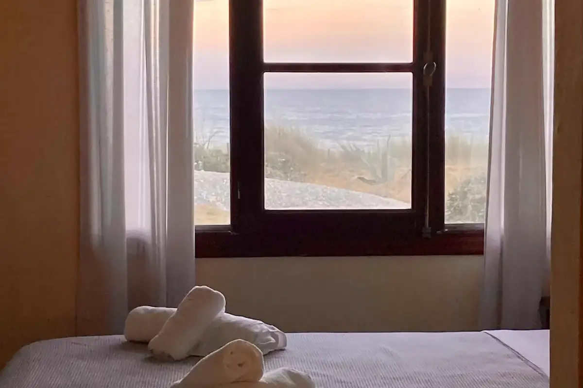 Suite luminosa con cama amplia y ropa de cama blanca