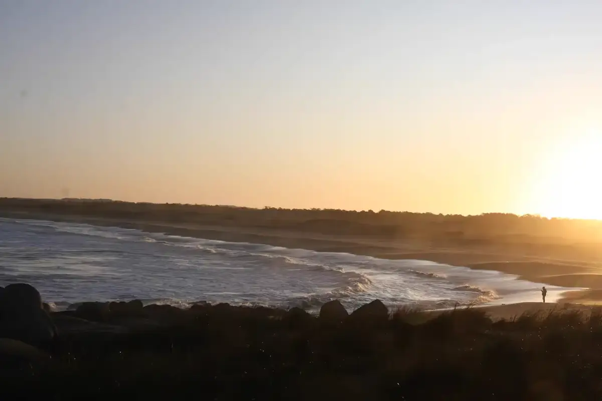 Playa de Punta del Diablo al atardecer