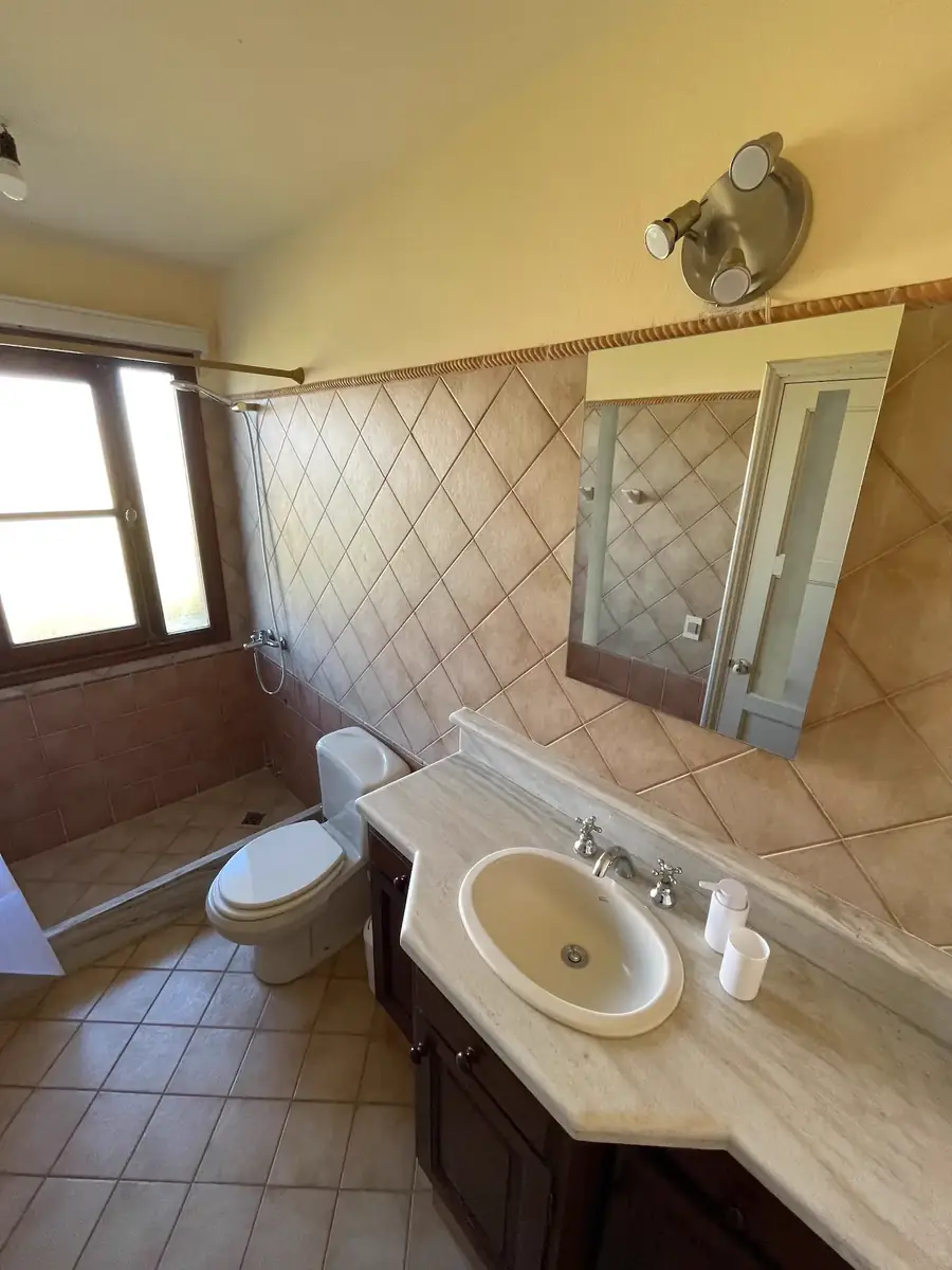 Baño con vanitory y luz natural