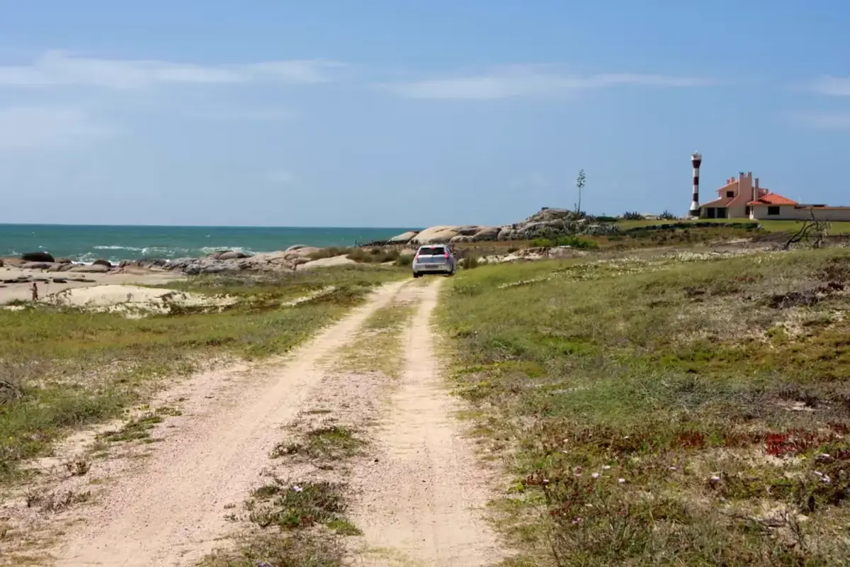 Camino de arena hacia el faro de Punta Palmar