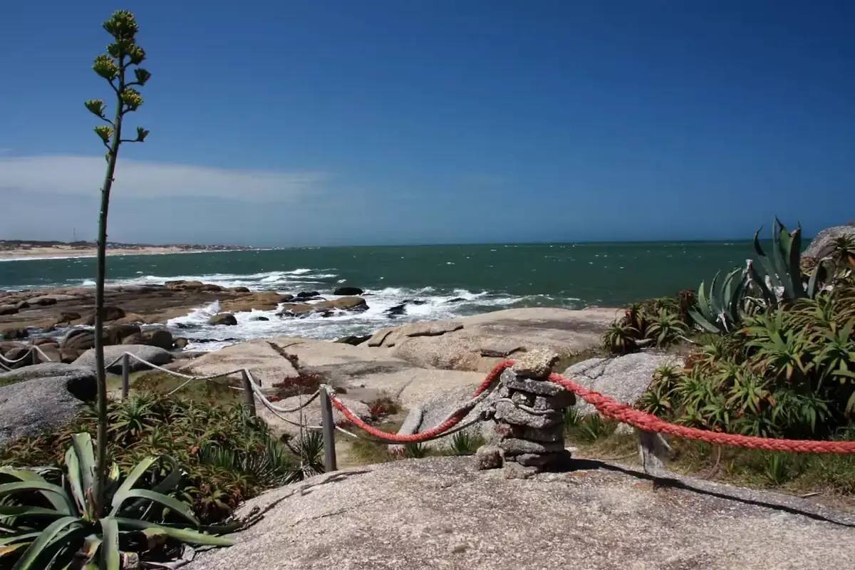 Rocas y océano Atlántico frente a la casa