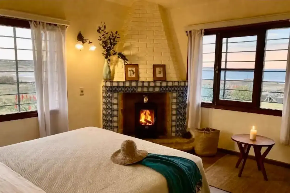 Dormitorio en esquina con piso de madera y luz natural