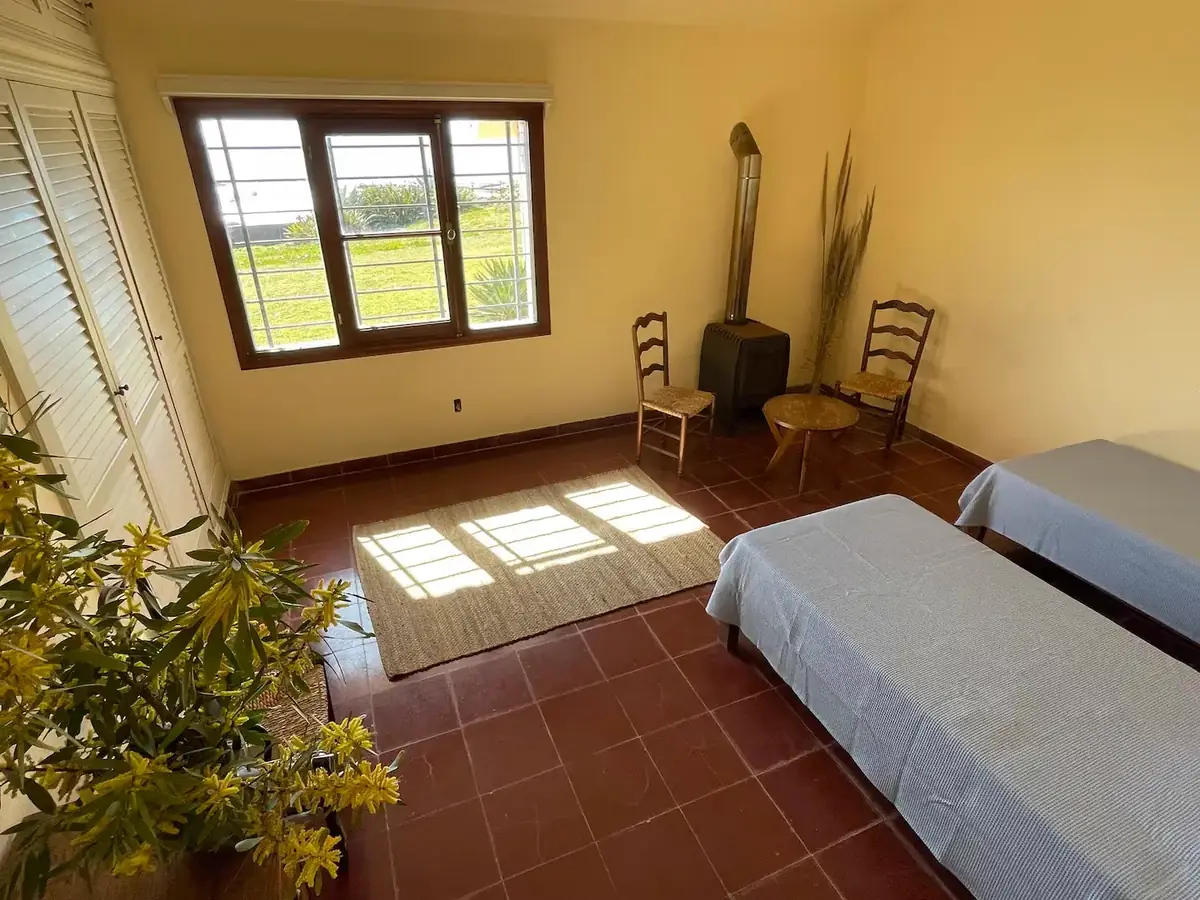 Habitación amplia y luminosa de estilo costero