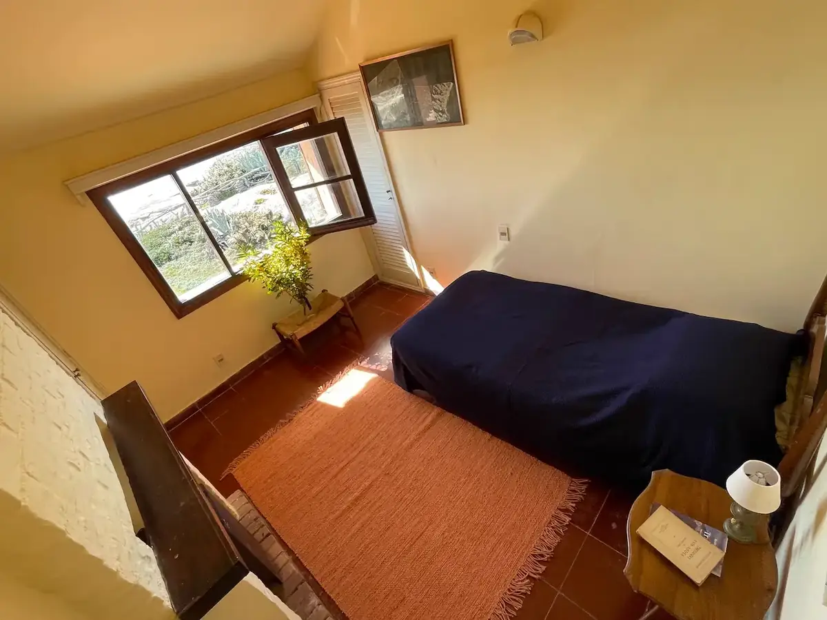 Habitación en esquina espaciosa con luz de dos ventanas