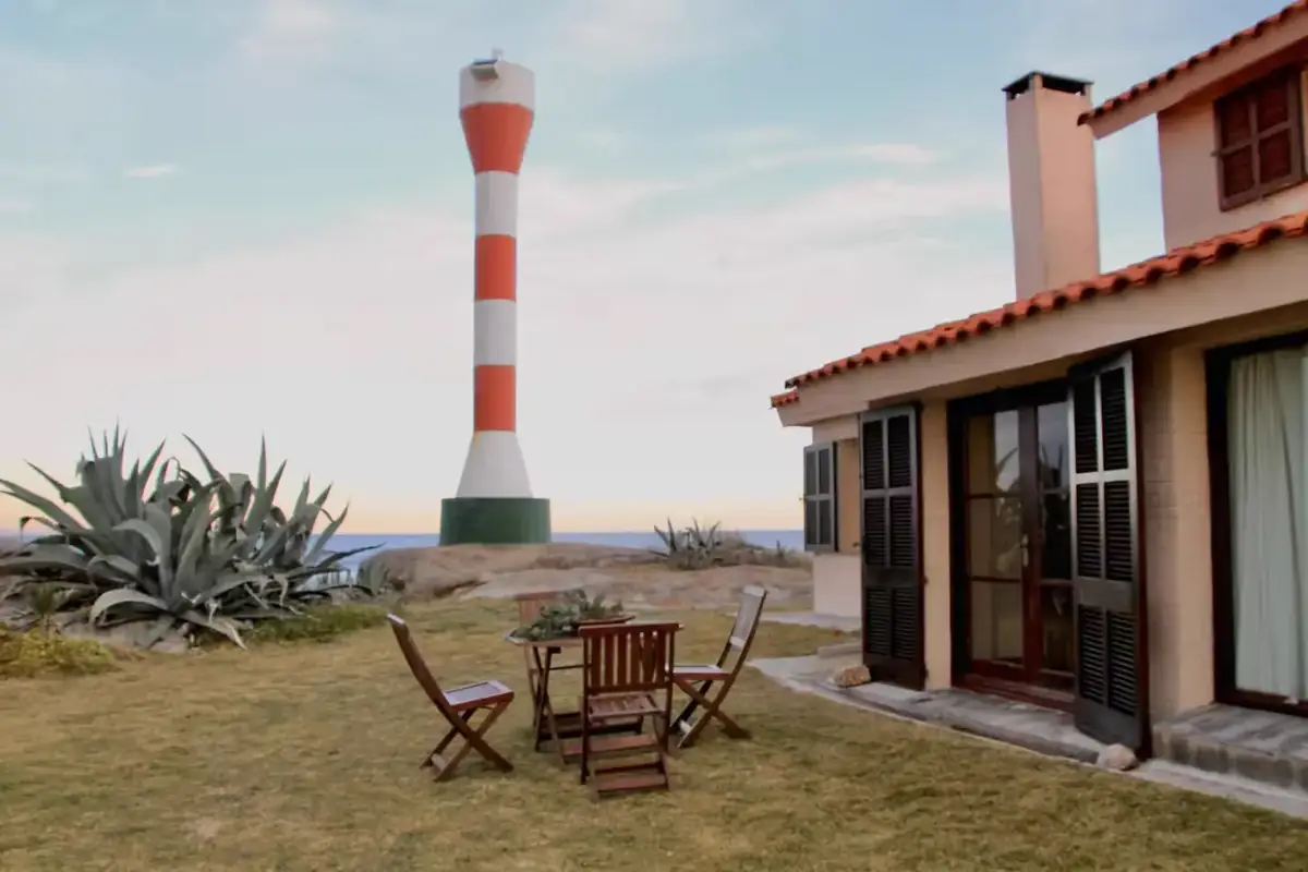 El faro de Punta Palmar al atardecer, sobre la costa de Punta del Diablo