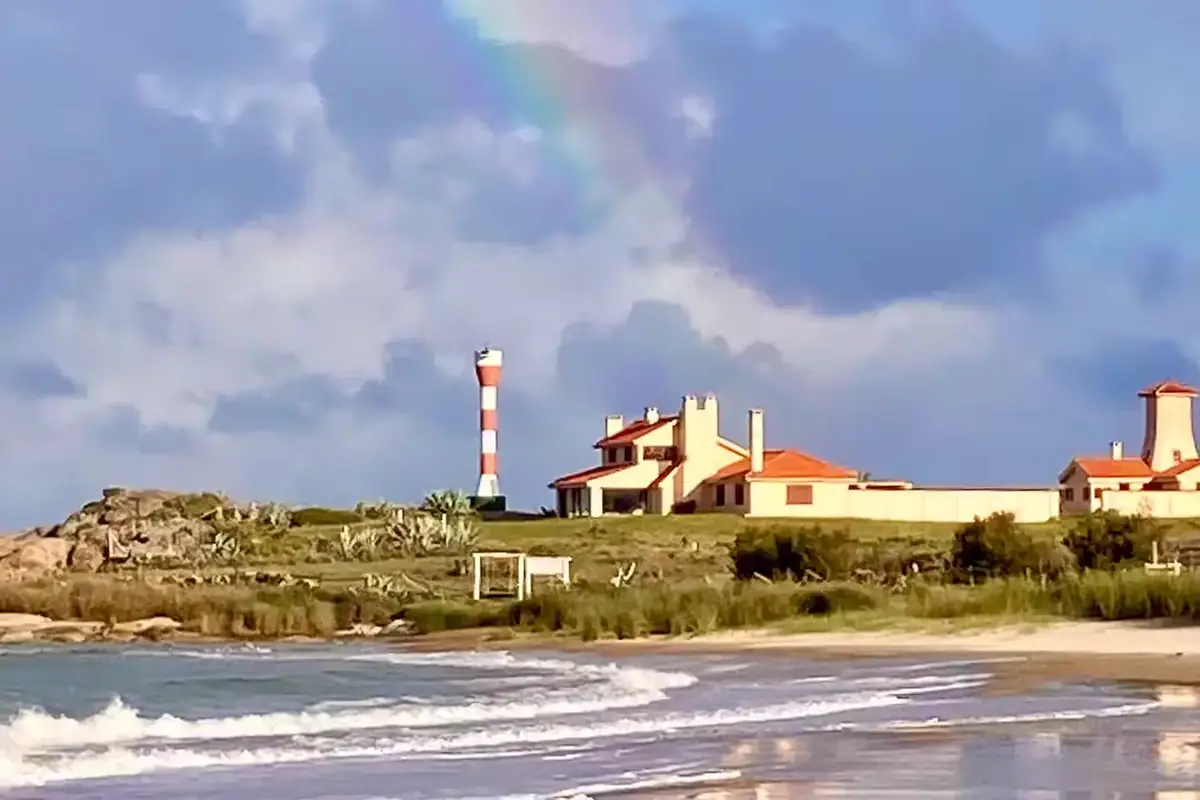 La casa y el faro de Punta Palmar sobre la costa