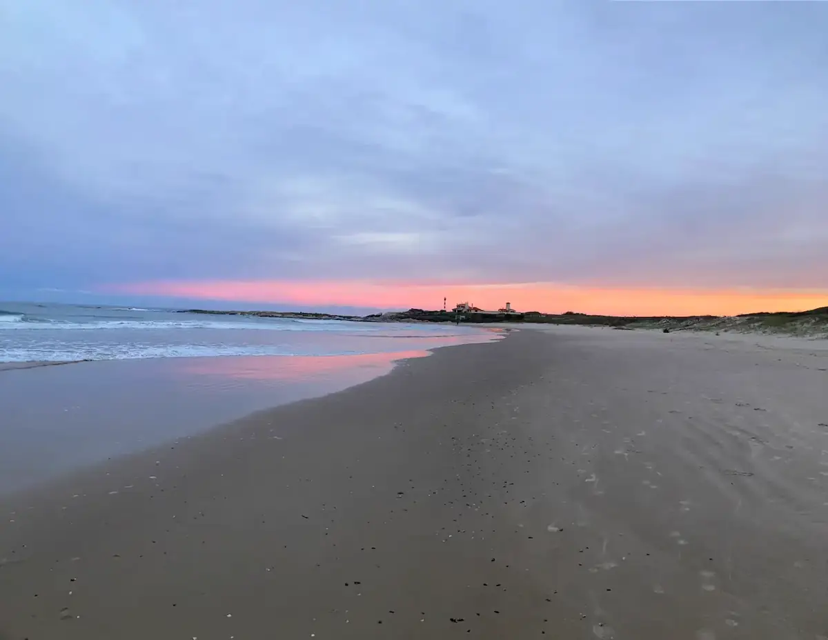 Playa de arena al atardecer