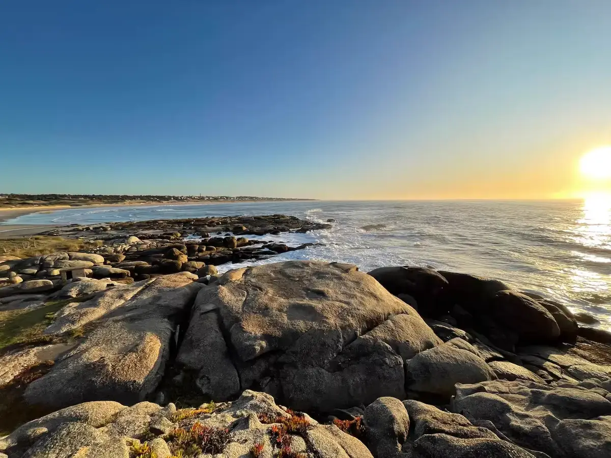 Rocas y pozos de marea sobre la costa atlántica